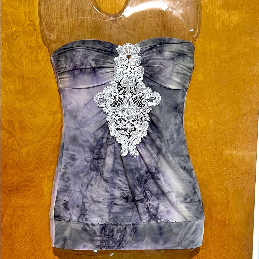 Chic Strapless Top with Lace Accent Sz.S